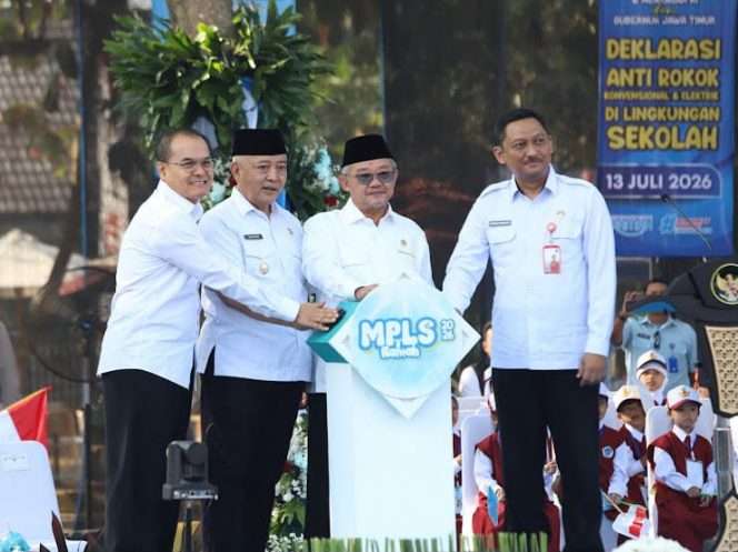 
 Simbolis pembukaan Masa Pengenalan Lingkungan Sekolah (MPLS) tingkat nasional Tahun Ajaran 2026/2027, oleh Menteri Pendidikan Dasar dan Menengah Abdul Mu'ti, Senin (13/7/2026) di SMK Negeri 2 Singosari. (Humas Pemkab Malang)