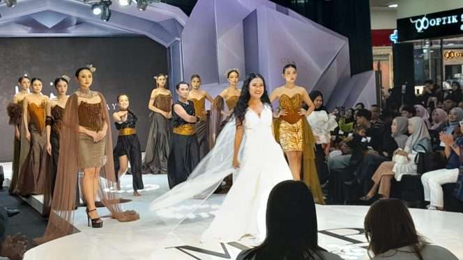 
 Desainer Migi Rihasalay bersama para model saat tampil dalam Malang Fashion Runway (MFR) ke-7 Tahun 2026 di Malang Town Square (Matos). (ist)