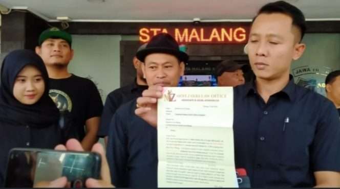 
 Kuasa Hukum Yakuza Maneges, Moh. Zakki, didampingi anggota Yakuza Maneges, menunjukkan surat kuasa kepada awak media. (ist)