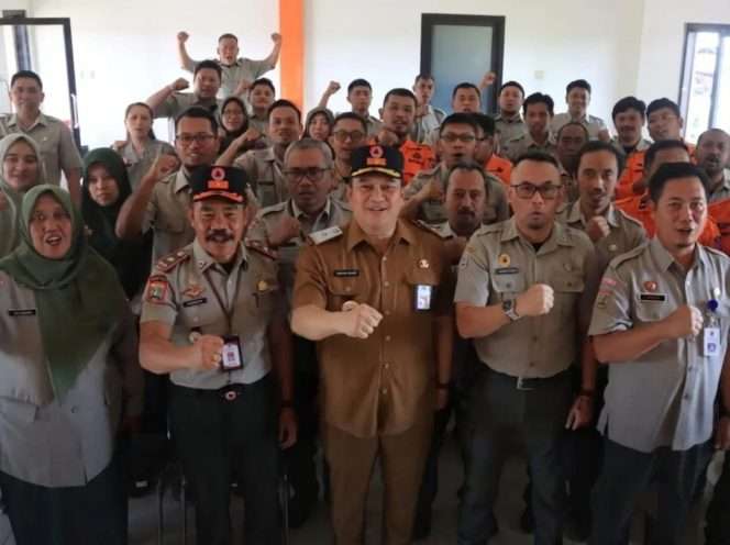 
 Sekretaris Daerah Kabupaten Malang, Dr. Ir. Budiar, M.Si, selaku Ex Officio Kepala BPBD Kabupaten Malang, Kepala Pelaksana BPBD Kabupaten Malang, Purwoto, S.Sos., M.Si, dan peserta rakor, berfoto bersama bertekad meningkatkan kesiapsiagaan penanggulangan bencana di Kabupaten Malang. (Humas Pemkab Malang)