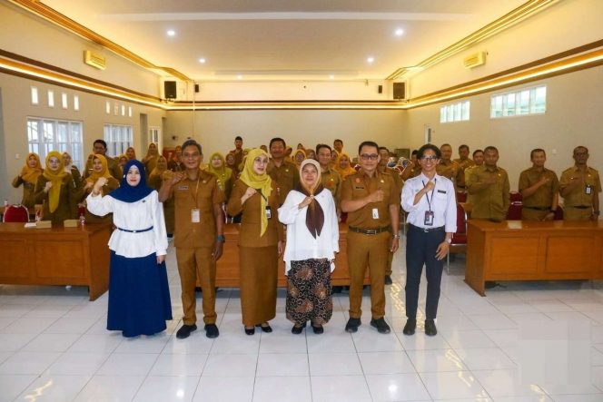 
 Berfoto bersama wujud kekompakan usai pelatihan kepemimpinan berbasis digital untuk kepala sekolah, digelar Dinas Pendidikan Kabupaten Malang dan Lembaga Penelitian dan Pengabdian Kepada Masyarakat (LPPM) Universitas Negeri Malang. (Humas Pemkab Malang)