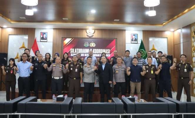 
 Kapolres Batu, AKBP Dr. Aris Purwanto bersama Kajari Batu, Arya Wicaksana beserta jajaran saat tengah sesi foto bersama. (Yan)