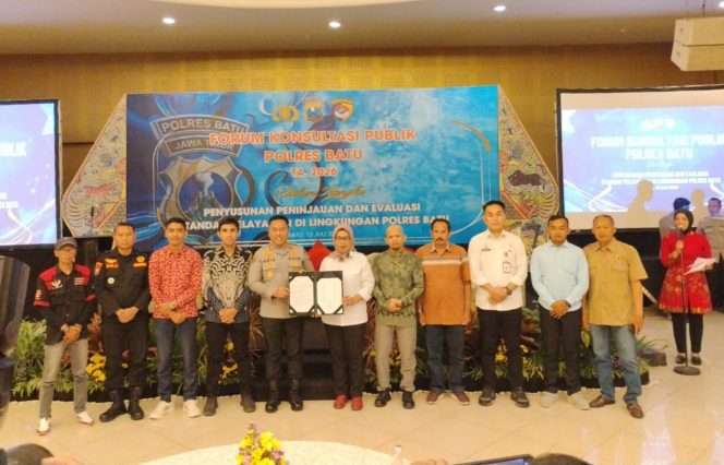 
 Kapolres Batu, AKBP Dr. Aris Purwanto, S.H., S.I.K., M.H saat tengah sesi foto bersama dalam kegiatan acara Forum Konsultasi Publik 2026. (Yan)