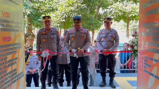 
 Kapolres Batu, AKBP Dr. Aris Purwanto, S.H., S.I.K., M.H saat menggunting pita sebagai tanda telah diresmikannya SPKT Modern dan Nyaman. (Yan)