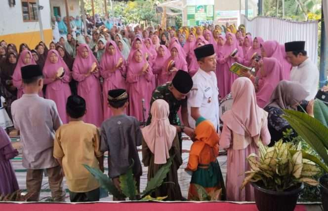 
 Jamaah Al Karomah Desa Sumberdem, Kecamatan Wonosari, Kabupaten Malang, menggelar santunan yatim piatu dan duafa ke-20 pada Rabu (15/7/2026), di salah satu kampung tematik KRPL Desa Sumberdem. (Sukadianto for bacamalang)