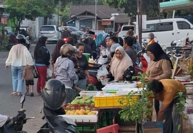 
 Pasar Sore Kepanjen, Kabupaten Malang, digelar, setiap Rabu, Kamis, Jumat, pukul 15.00 - 21.00 WIB, yang diharapkan membantu menggerakkan perekonomian, menjadi pilihan warga untuk memenuhi kebutuhan belanja di akhir pekan dengan harga terjangkau. (ist)