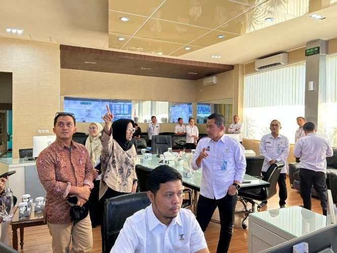 
 Staf Ahli Menteri Bidang Pemerataan Pembangunan Regional, Tri Dewi Virgiyanti, S.T., M.E.M., didampingi Direktur Utama Perumda Tugu Tirta Priyo Sudibyo, meninjau langsung kesiapan infrastruktur air minum dan sanitasi di Kota Malang. (hum)