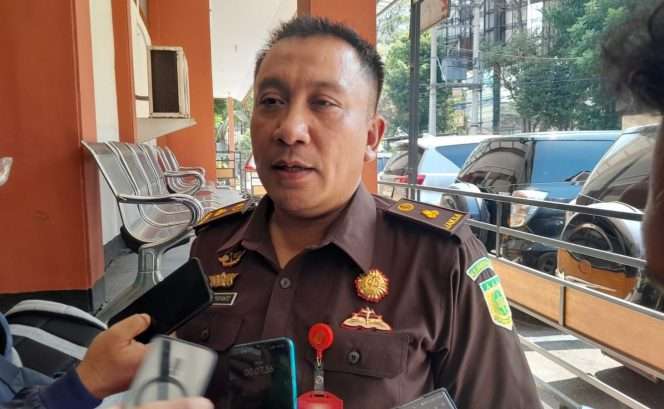 
 Jaksa Penuntut Umum (JPU) Moh. Haryanto, S.H. memberikan keterangan kepada awak media terkait perkara proyek fiktif usai mengikuti persidangan di Pengadilan Negeri (PN) Malang. (ist)