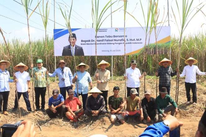 
 Berfoto bersama saat Wakil Menteri Koordinator (Wamenko) RI Bidang Pangan Hanif Faisol Nurofiq melakukan kunjungan kerja ke PT PG Rajawali I Unit PG Krebet Baru I di Kecamatan Bululawang, Kabupaten Malang, Kamis (16/7/2026). (Humas Pemkab Malang)