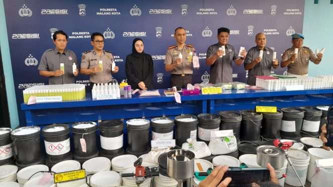
 Kapolresta Malang Kota Kombes Pol. Putu Kholis Aryana didampingi Kasat Resnarkoba, Kanit Propam, dan Kasi Humas Polresta Malang Kota saat menggelar konferensi pers pengungkapan kasus produksi kosmetik ilegal. (Rohim Alfarizi)
