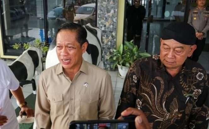 
 Wakil Menteri Koordinator Bidang Pangan RI, Hanif Faisol Nurofiq, melakukan kunjungan kerja ke Koperasi SAE (KOP SAE) Pujon, Kabupaten Malang, Kamis (16/7/2026). Kunjungan ini untuk memperkuat sinergi pusat dan daerah dalam menekan impor susu nasional. (HUmas Pemkab Malang)