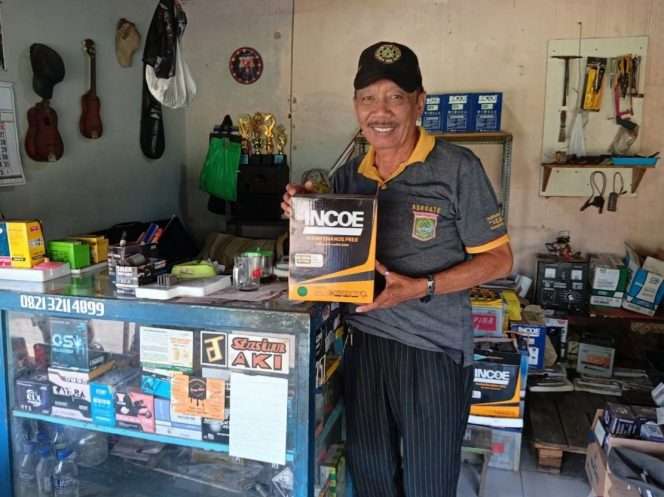 
 Bhoesrozie, pemilik usaha aki yang berlokasi di selatan Stasiun KA Kepanjen. (Hadi Triswanto)