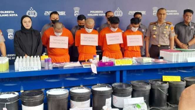 
 Kapolresta Malang Kota Kombes Pol Putu Kholis Aryana didampingi Kasat Resnarkoba Kompol Hendro Triwahyono saat menunjukkan para tersangka dalam konferensi pers di Mapolresta Malang Kota. (Rohim Alfarizi)