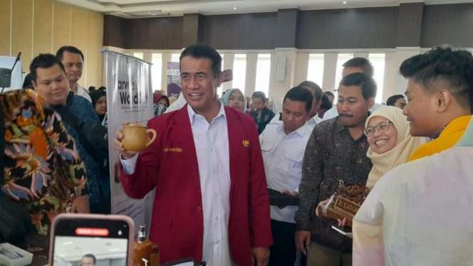 
 Menteri Pertanian Republik Indonesia, Dr. Ir. H. Andi Amran Sulaiman, M.P., menunjukkan produk cangkir kayu hasil karya mahasiswa peserta Studentpreneur Bootcamp 2026. (Rohim Alfarizi)