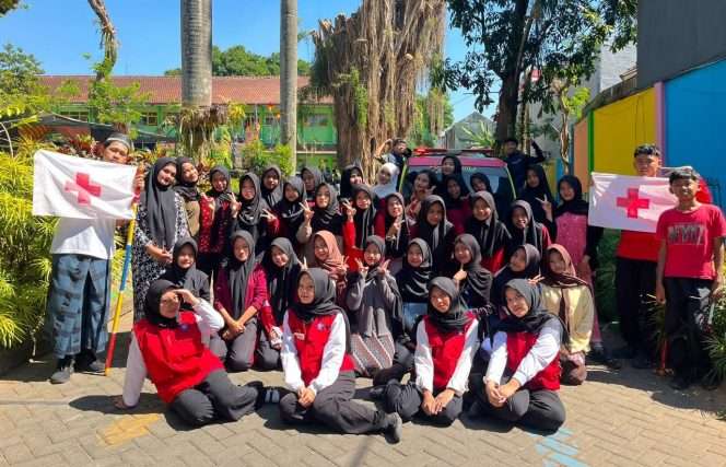 
 Berfoto bersama dalam kegiatan oleh Komunitas Peduli Malang – ASLI MALANG, edukasi kemanusiaan bersama Palang Merah Remaja (PMR) SMP Negeri 14 Kota Malang. (Dok Relawan)