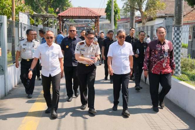 
 Sekretaris Jenderal Kementerian Imigrasi dan Pemasyarakatan, Asep Kurnia didampingi Kantor Wilayah Direktorat Jenderal Pemasyarakatan Jawa Timur, Kusnali, Sekretaris Jenderal disambut Kepala Lapas Kelas I Malang, Christo Victor Nixon Toar. (ist)