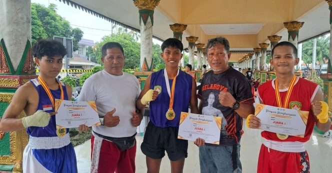 
 Tiga penyumbang emas berfoto bersama, Ahmad Seventino di kelas 48 kg yunior, Dicky Maola Aldiansyah di kelas 48 kg youth, dan Davano Brillian di kelas 51 kg yunior. (PERTINA for bacamalang)