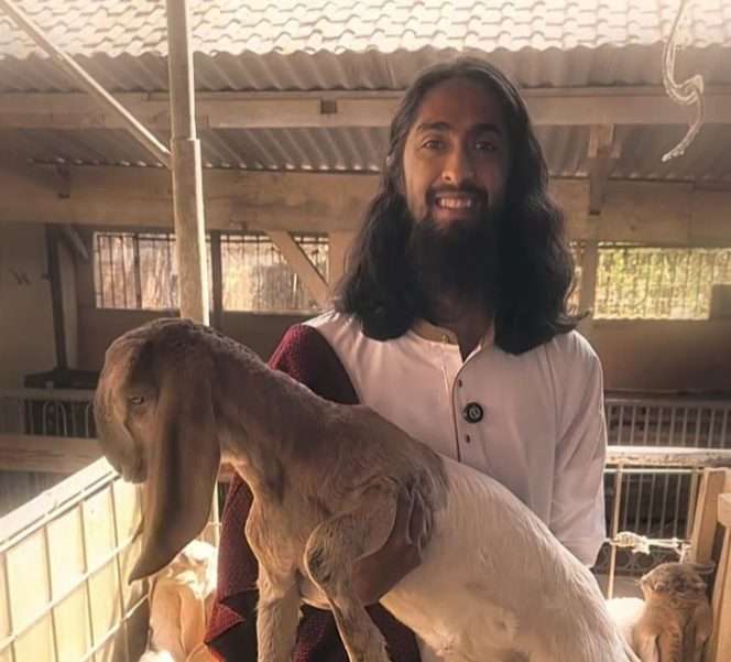 
 Viral di Medsos Instagram. Faiq, warga Kelurahan Ngaglik, Kecamatan Batu, Kota Batu saat tengah mempromosikan kambing dagangannya sembari berdakwah. (Yan)