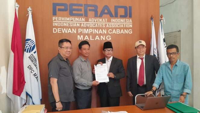 
 Abdul Aziz didampingi tim penasihat hukumnya, Gunadi Handoko, Kayat, dan Yulius Radix, saat menyerahkan berkas banding serta laporan ke DPD Peradi Malang. (Rohim Alfarizi)