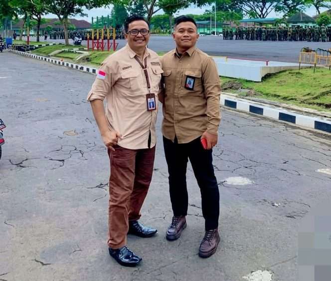 
 Bakhrul Huda (kanan), mahasiswa pasca sarjana Universitas Islam Raden Rahmat Malang, melakukan penelitian tentang rekonstruksi kompetensi guru di era digital berbasis Generative Artificial Intelligence. (ist)