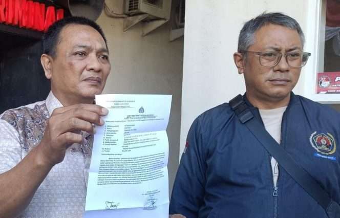 
 Ketua PWI Malang Raya, Ir. Cahyono, didampingi sejumlah anggota PWI, menunjukkan surat laporan kepada awak media. (ist)