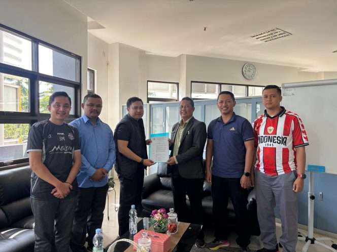 
 Befoto bersama dalam kegiatan Asosiasi Floorball Indonesia (AFI) Kabupaten Malang audiensi dan silaturahmi, bersama Kepala SMK MUTU. (AFI for bacamalang)