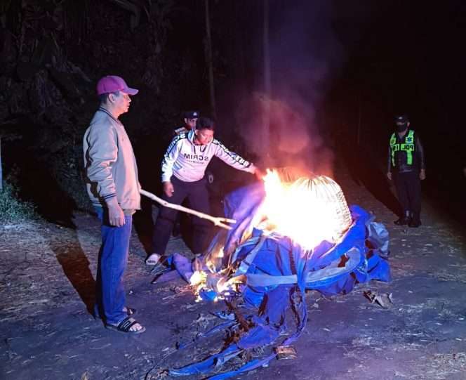 
 Arena judi sabung ayam di Dusun Sumberawan, Desa Toyomarto, Kecamatan Singosari, Kabupaten Malang dibongkar dan dimusnahkan polisi. (Humas Polres Malang)