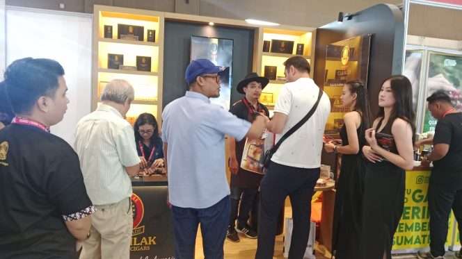 
 Suasana booth Wismilak yang meriah dan interaktif, dipenuhi pengunjung yang sibuk berdiskusi, mencoba melinting cerutu, serta menikmati sesi cigar time di area coffee festival. (ist)