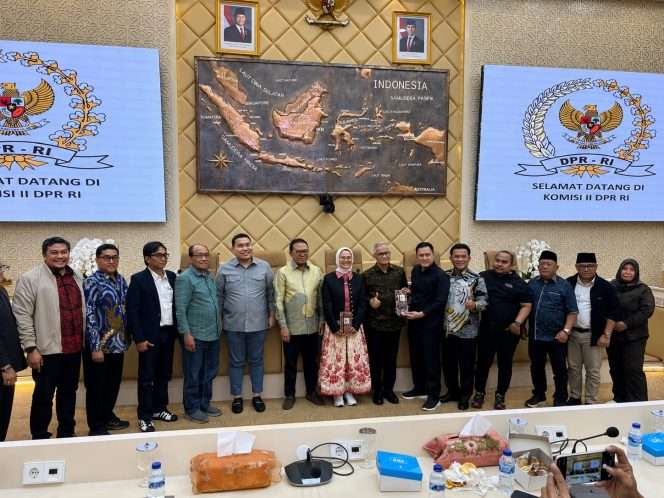 
 Berfoto bersama, usai Komisi I DPRD Kabupaten Malang, melakukan kunjungan kerja dan audiensi ke Komisi II DPR RI, menyampaikan tabulasi berbagai persoalan pertanahan di Kabupaten Malang. (Faza for bacamalang)
