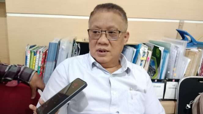 
 Kades Oro-Oro Ombo, Wiweko saat tengah diwawancarai awak media di ruang kerjanya. (Yan)