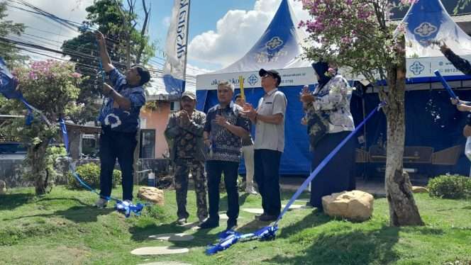 
 Direktur Aksara Kos, Nuri Hendra, didampingi ketua RW dan tokoh masyarakat sekitar sedang menggunting pita dimulainya proyek pembangunan Aksara Kos. (Rohim Alfarizi)