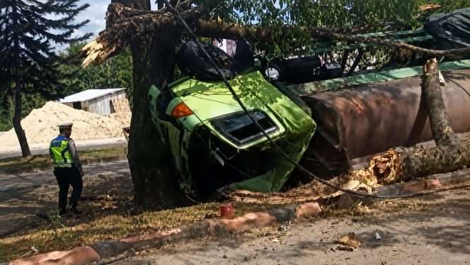 
 Polisi melakukan olah TKP di lokasi kecelakaan. (ist)