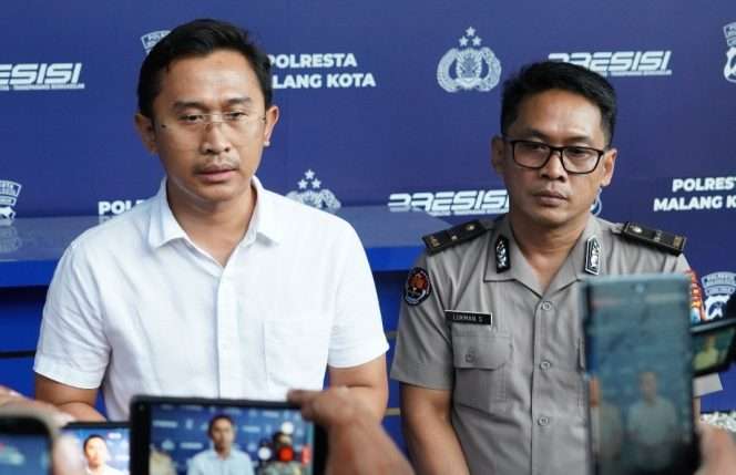 
 Kasatreskrim Polresta Malang Kota, Kompol Rahmad Aji Prabowo, didampingi Kasi Humas Polresta Malang Kota, Ipda Lukman, saat memberikan klarifikasi terkait kasus dugaan pengeroyokan. (ist)