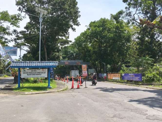 
 Sejumlah kendaraan roda empat dan roda dua memasuki pintu masuk Jalan Bendungan Lahor, Karangkates. (ist)