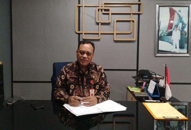 
 Kadisperkim Kota Batu, Drs. Arief As Siddiq, M.H saat tengah diwawancarai awak media di ruang kerjanya. (Yan)
