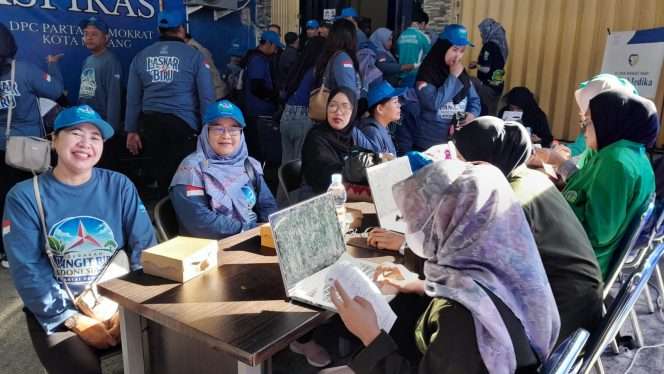 
 Petugas kesehatan melakukan pemeriksaan terhadap anggota DPC Partai Demokrat sebelum pelaksanaan donor darah. (ist)