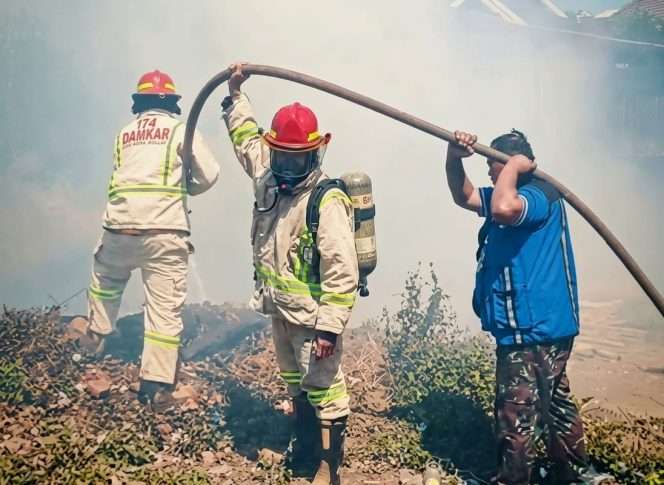 
 Proses pemadaman api di lokasi kejadian kebakaran. (ist)