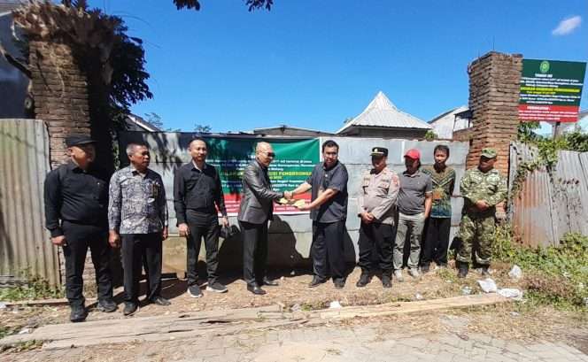 
 Panitera PN Kepanjen, Wahyu Probo, menyerahkan kunci kepada kuasa hukum pemohon eksekusi, Surjono, S.H. (ist)