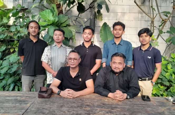 
 Ketua Yayasan Bantuan Hukum Bima, Idola Andalan Dermawan, S.H., bersama jajaran pengurus. (Rohim Alfarizi)
