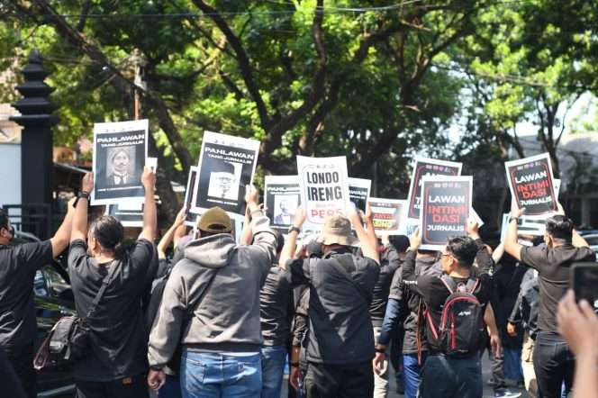 
 Ratusan jurnalis di Malang Raya menggelar aksi damai di Bundaran Tugu Kota Malang, Senin (27/7/2026), memprotes pernyataan Presiden RI Prabowo Subianto yang menyebut wartawan sebagai 
