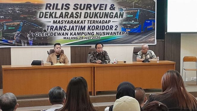 
 Ketua DKN Achmad Harun Al Rasid bersama Prof. Wahyudi, dosen UMM, saat rilis hasil survei dan deklarasi dukungan masyarakat terhadap Trans Jatim Koridor 2.