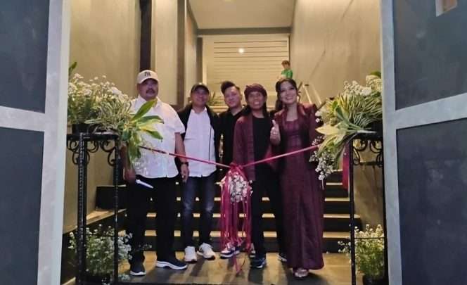 
 Prosesi pengguntingan pita sebagai tanda grand opening Berlian KTV Karaoke kini resmi beroperasional. (Yan)