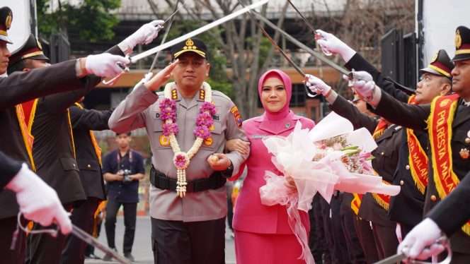 
 Kapolresta Malang Kota yang baru, Kombes Pol. Danang Setiyo Pambudi, bersama istri disambut dengan upacara Pedang Pora di halaman Mapolresta Malang Kota. (ist)