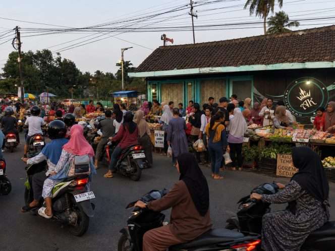 
 Kehadiran pasar sore yang beroperasi setiap hari Rabu hingga Jumat ini mendapat respon positif dari masyarakat, hingga akhirnya operasional pasar sore dibuka setiap hari agar suasana semakin ramai. (ist)