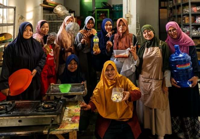 
 Komunitas Rumah Makan Rakyat (RMR) Sumberpucung menggelar layanan makan gratis setiap Rabu dan Jumat untuk siapa saja yang membutuhkan di Jalan Raya Ngebruk, samping Family Grosir Ngebruk, Kecamatan Sumberpucung, Kabupaten Malang.(RMR for bacamalang)