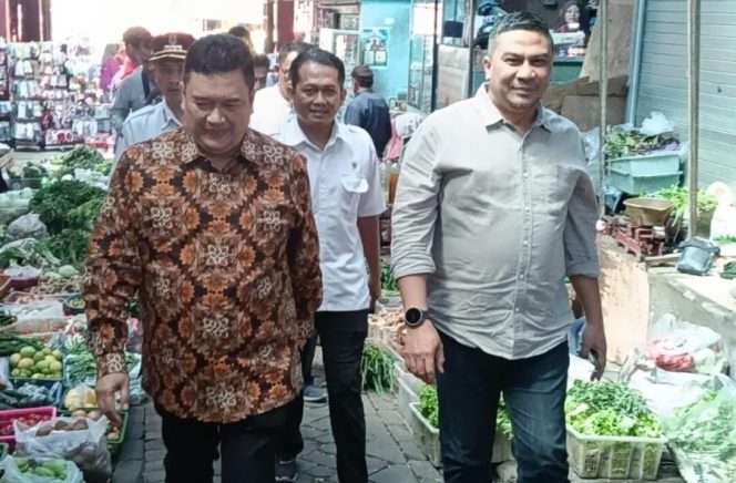 
 Ketua Fraksi PDI Perjuangan Abdul Qodir (kanan) bersama Sekda Kabupaten Malang Budiar Anwar saat mengunjungi Pasar Karangploso. (ist)