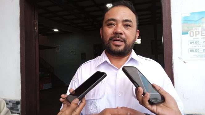 
 Wali Kota Batu, Heli Suyanto, S.H., M.H saat diwawancarai awak media usai Rakor bersama Kades se-Kota Batu. (Yan)