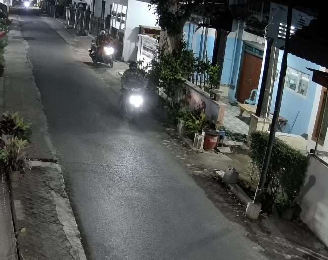 
 Detik-detik pelaku berhasil mengeksekusi motor (pengendara yang posisi belakang) keluar dari rumah, berupaya kabur telah ditunggu temannya (pengendara di depannya), hingga akhirnya keduanya meninggalkan lokasi kejadian. (ist)