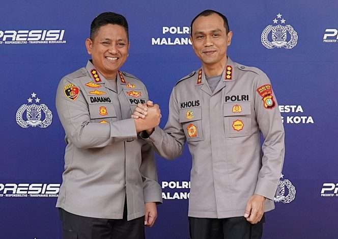 
 Kapolresta Malang Kota yang baru, Kombes Pol. Danang Setiyo Pambudi, bersama mantan Kapolresta Malang Kota, Kombes Pol. Putu Kholis Aryana, usai pelaksanaan serah terima jabatan di Mapolresta Malang Kota.