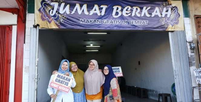 
 Sejak 2019 Tim Berkah Abadi Bersaudara Sumberpucung, Kabupaten Malang, istikamah memijarkan cahaya kepedulian, berdiri di atas kaki sendiri (berdikari) berbagi makanan gratis kepada masyarakat. (Tim Berkah Abadi Bersaudara for bacamalang)